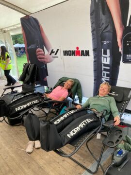 Iris und Petra relaxen am Samstag vor dem Rennen