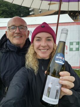 Der Wein! Papa Georg und Marlen sacken den Ehrenpreis ein :)
