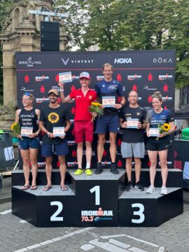 Erster :) Florian nimmt seinen Preis für den ersten Platz in seiner AK entgegen