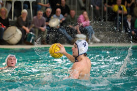 Moritz Schmidt Wasserball Angriff "aufziehen" beim DWL Spieltag zwischen DSV98 und SV Bayer 08 Uedingen erste Herren