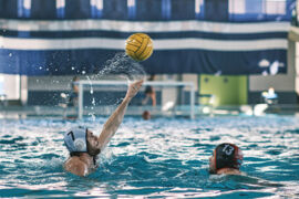Stratos Manolakis mit Wasserball und weißer Kappe DWL Waterpolo DSV 98 SV Cannstatt Herren