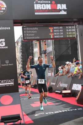 Zieleinlauf Finisher Florian Kaiser Ironman Frankfurt 2021