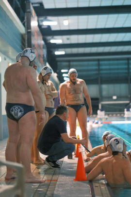 Taktische Auszeit am Beckenrand mit Christian Vollmert und Ulf Rantal beim DSV98 gegen SV Weiden Wasserball DWL Herren Spiel im Duisburger Schwimmstadion