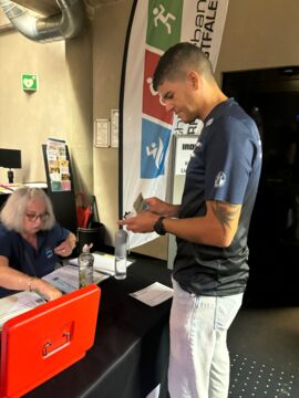 Oli holt sich seine Startnummer