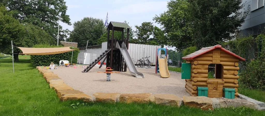Großer Spielplatz  mit Sonnensegel